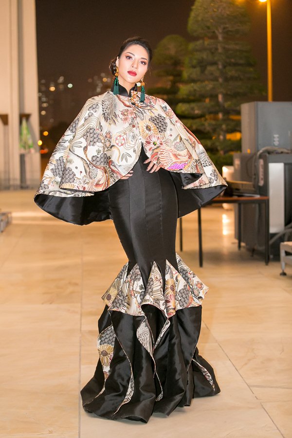 Tiểu thư hội con nhà giàu dát 2 tỷ lên người đi xem show thời trang