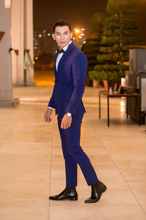 Tiểu thư hội con nhà giàu dát 2 tỷ lên người đi xem show thời trang