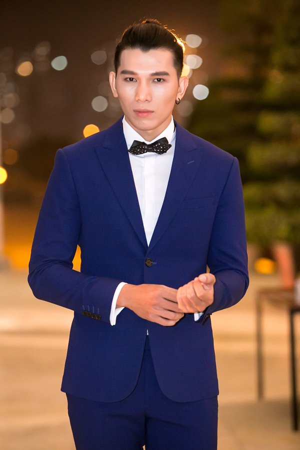 Tiểu thư hội con nhà giàu dát 2 tỷ lên người đi xem show thời trang