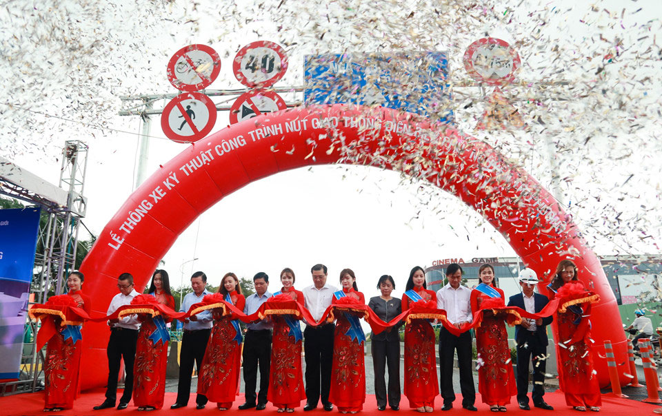 Hầm chui 120 tỷ phục vụ APEC thông xe trong mưa