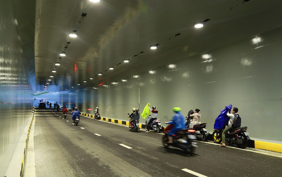 Hầm chui 120 tỷ phục vụ APEC thông xe trong mưa