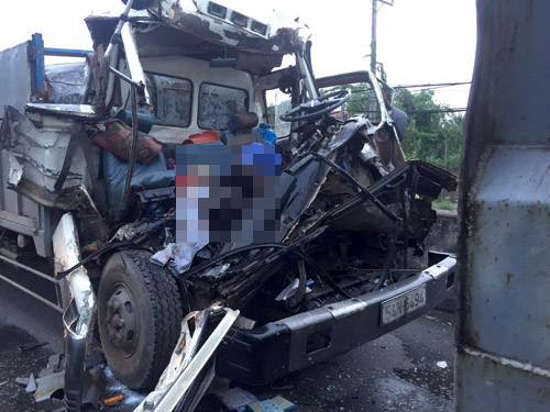 Tông đuôi xe tải đang dừng, 2 người tử vong trong cabin