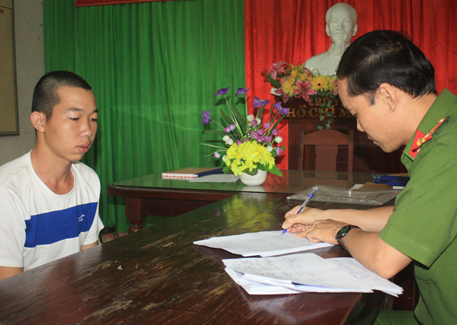 Đi sai làn đường nam thanh niên tông cảnh sát giao thông rồi bỏ chạy