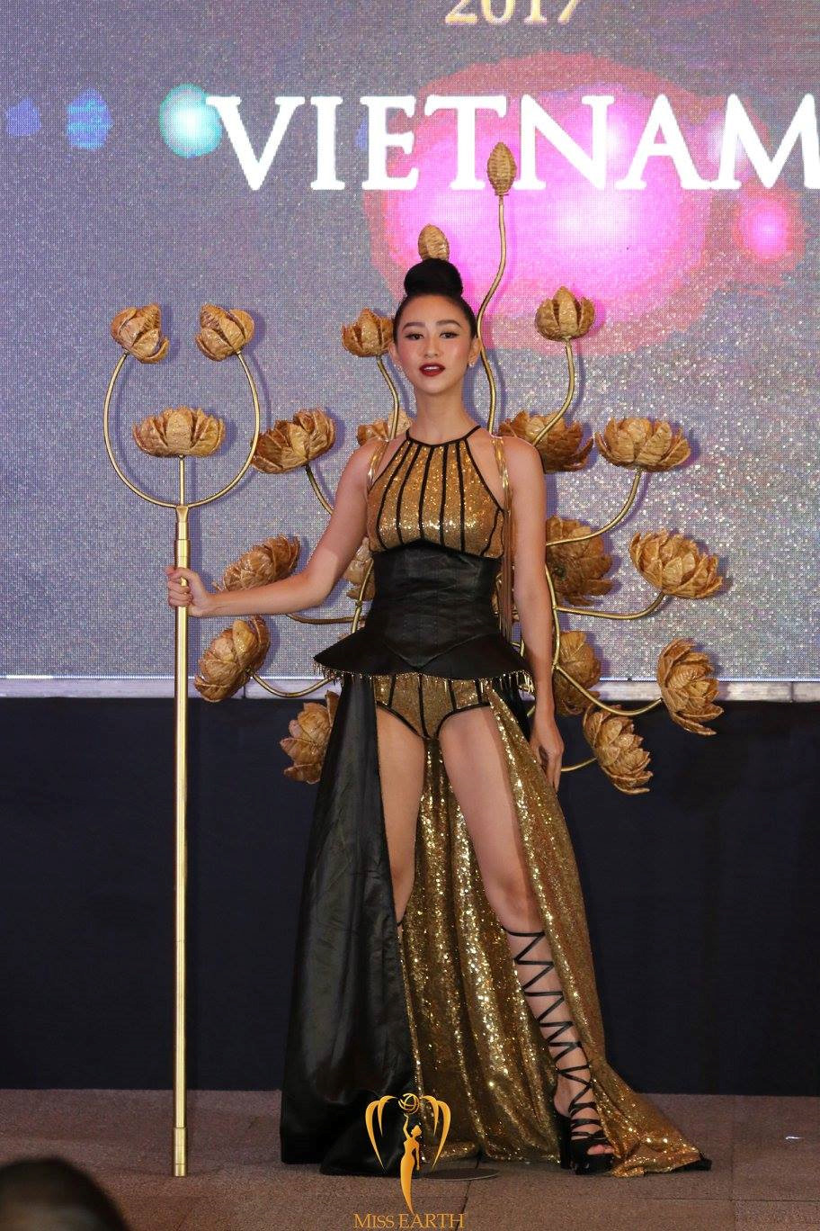 Trang phục dân tộc của Hà Thu và thí sinh Hoa hậu Trái đất 2017