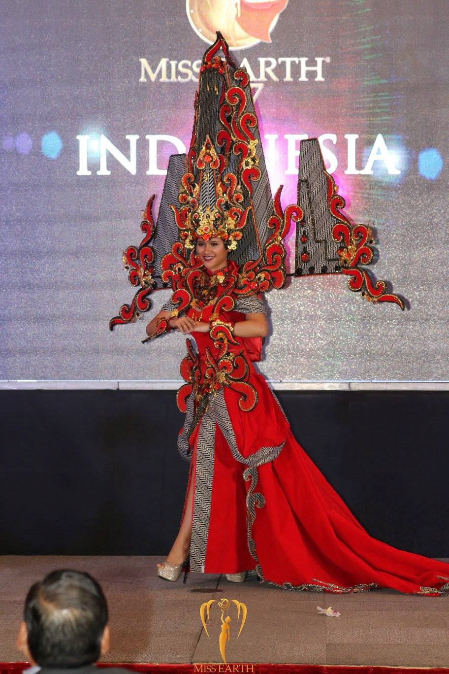 Trang phục dân tộc của Hà Thu và thí sinh Hoa hậu Trái đất 2017