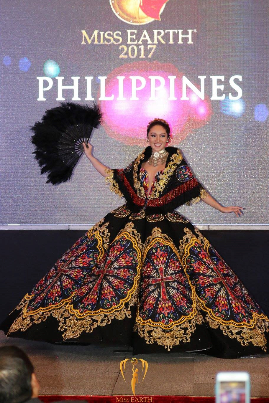 Trang phục dân tộc của Hà Thu và thí sinh Hoa hậu Trái đất 2017