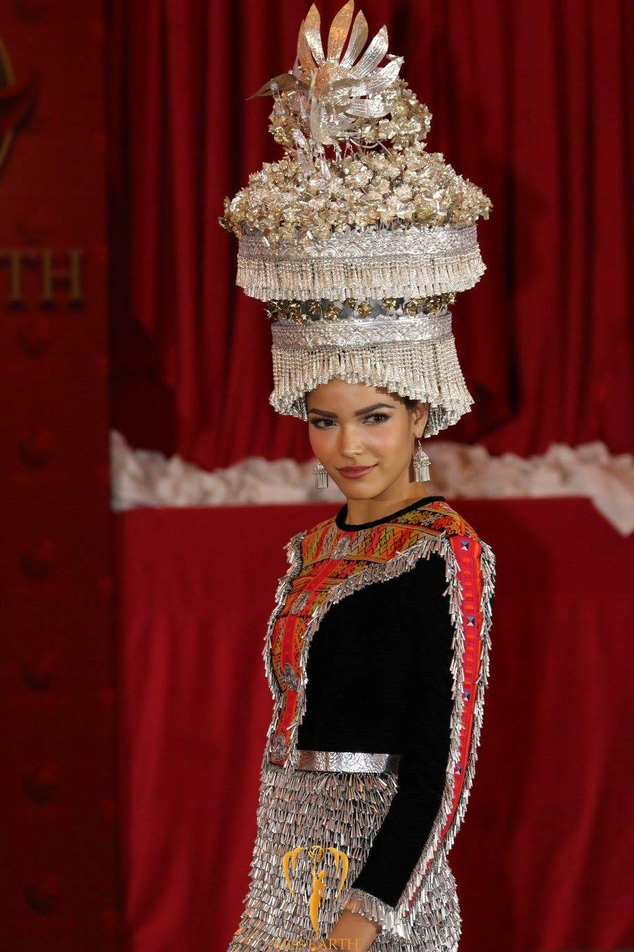 Trang phục dân tộc của Hà Thu và thí sinh Hoa hậu Trái đất 2017