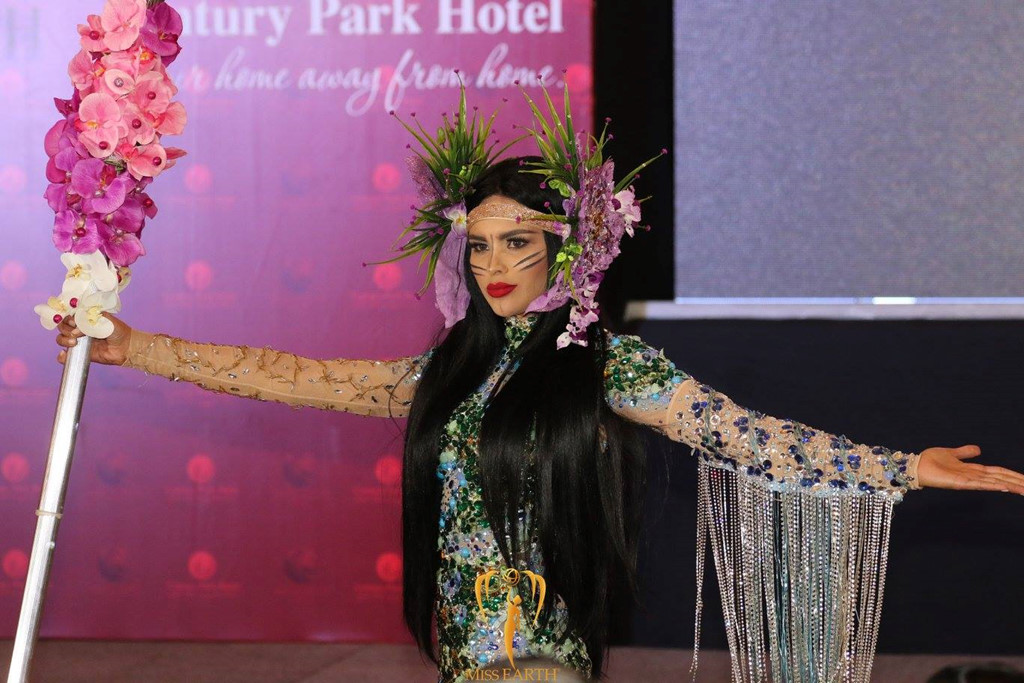 Trang phục dân tộc của Hà Thu và thí sinh Hoa hậu Trái đất 2017