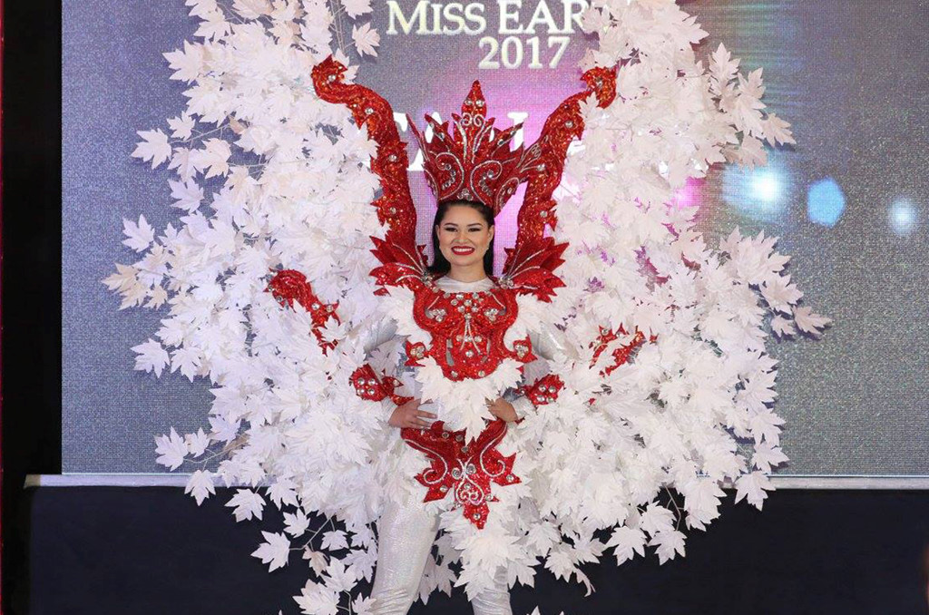 Trang phục dân tộc của Hà Thu và thí sinh Hoa hậu Trái đất 2017