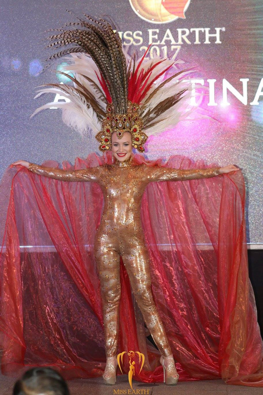 Trang phục dân tộc của Hà Thu và thí sinh Hoa hậu Trái đất 2017