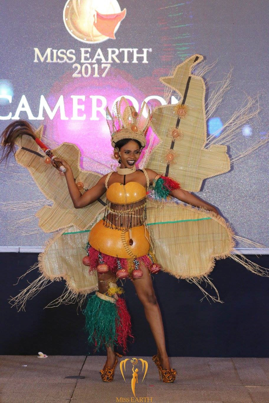 Trang phục dân tộc của Hà Thu và thí sinh Hoa hậu Trái đất 2017