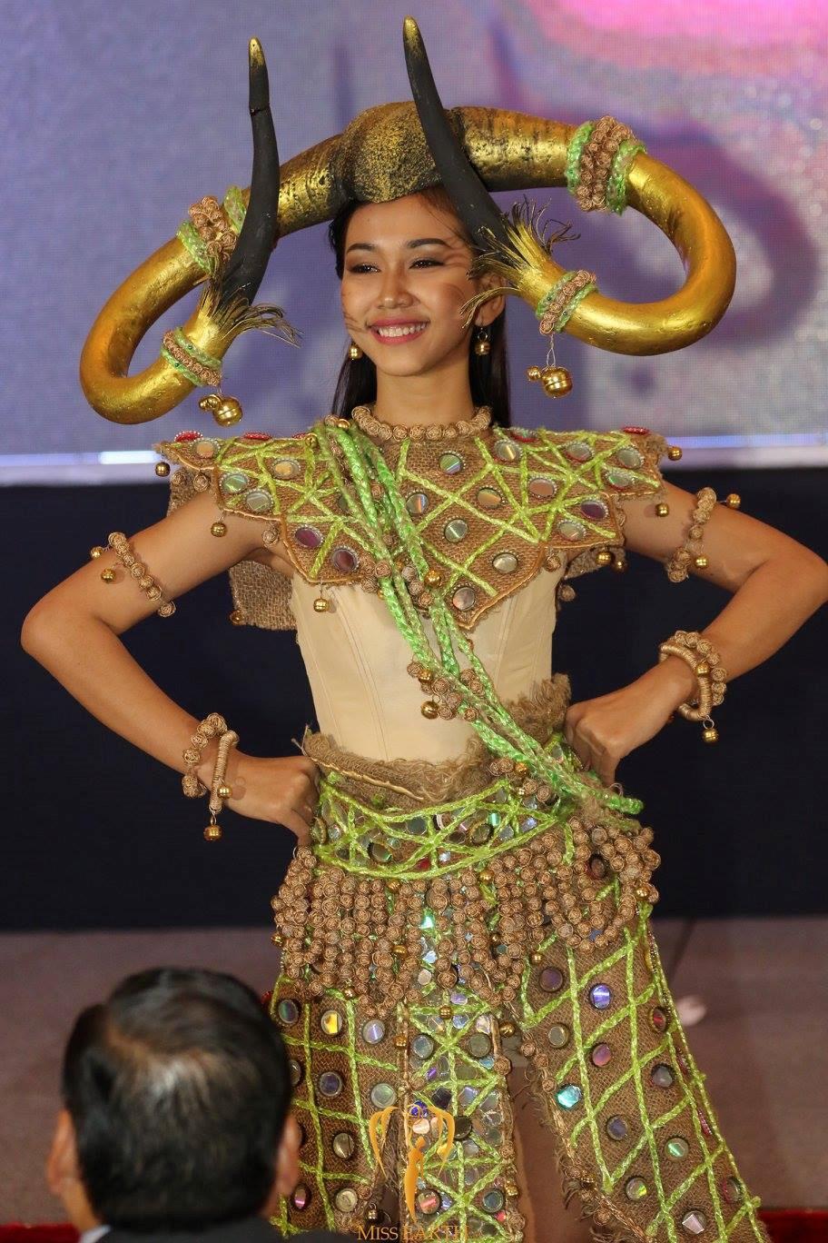 Trang phục dân tộc của Hà Thu và thí sinh Hoa hậu Trái đất 2017