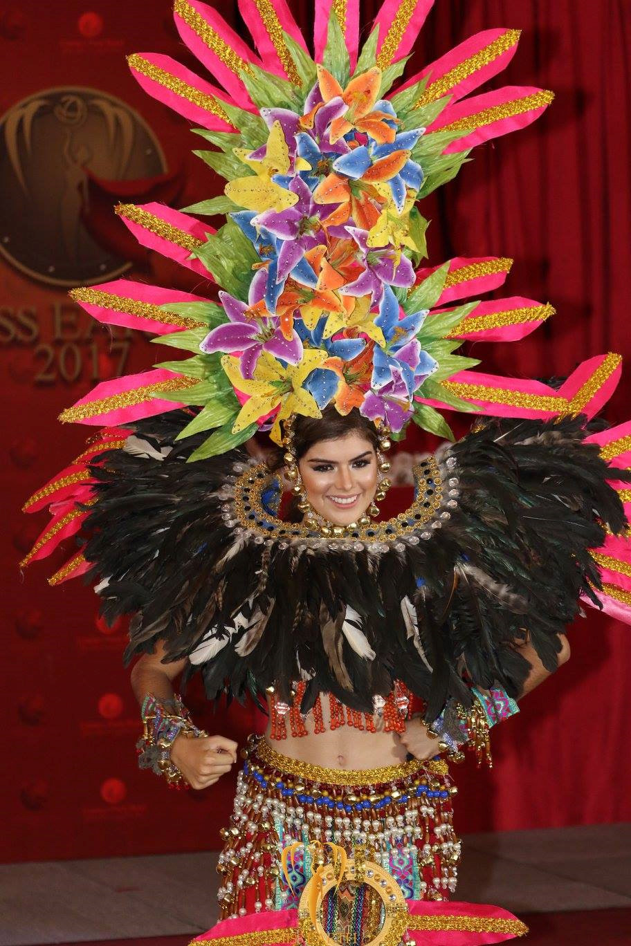 Trang phục dân tộc của Hà Thu và thí sinh Hoa hậu Trái đất 2017