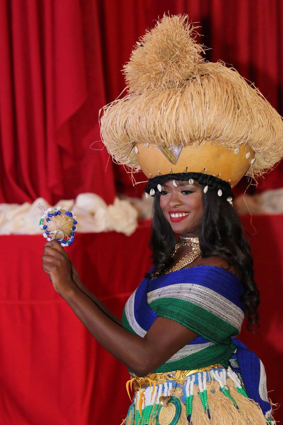 Trang phục dân tộc của Hà Thu và thí sinh Hoa hậu Trái đất 2017