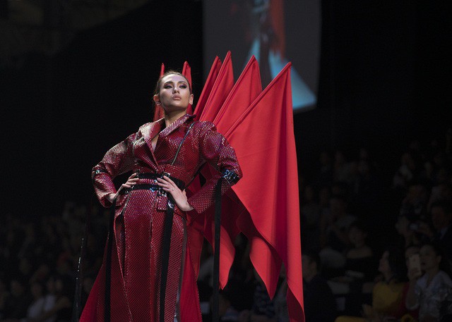 Khán giả trầm trồ trước cách tạo dáng quan lớn của Võ Hoàng Yến