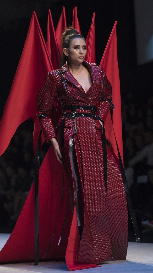 Khán giả trầm trồ trước cách tạo dáng quan lớn của Võ Hoàng Yến