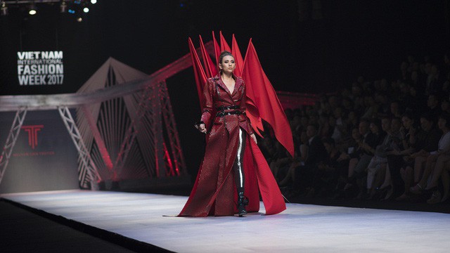 Khán giả trầm trồ trước cách tạo dáng quan lớn của Võ Hoàng Yến