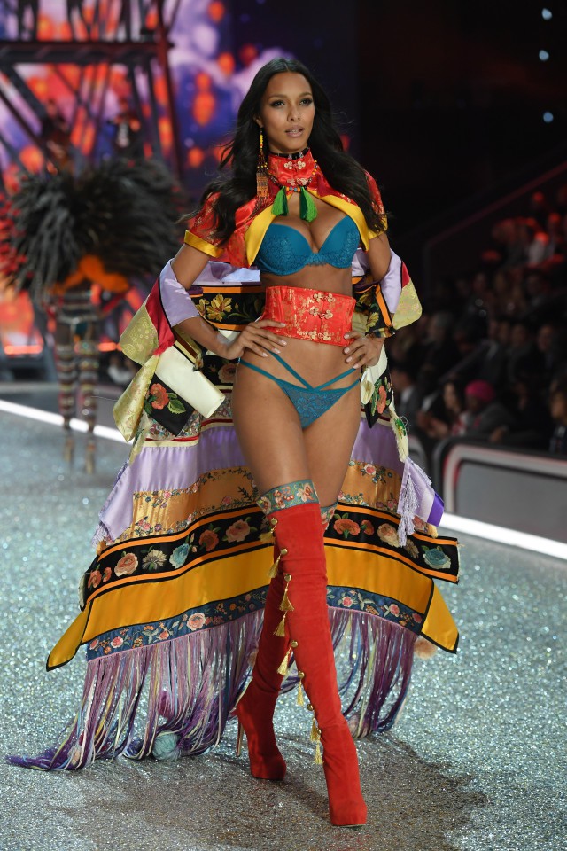 Clip hé lộ bộ bra triệu đô của Victorias Secret show 2017 Clip hé lộ bộ bra triệu đô của Victorias Secret show 2017