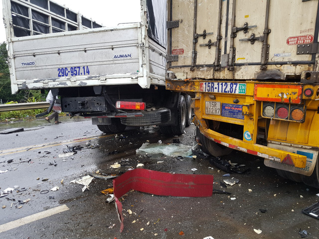 3 ô tô đâm nhau biến dạng trên cao tốc Nội Bài - Lào Cai 3 ô tô đâm nhau biến dạng trên cao tốc Nội Bài - Lào Cai