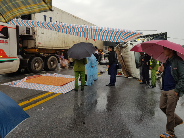 3 ô tô đâm nhau biến dạng trên cao tốc Nội Bài - Lào Cai