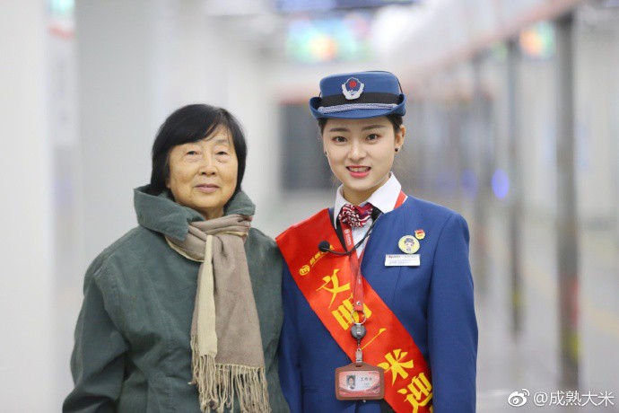 Nhân viên tàu điện ngầm gây xôn xao mạng xã hội vì quá giống Triệu Lệ Dĩnh