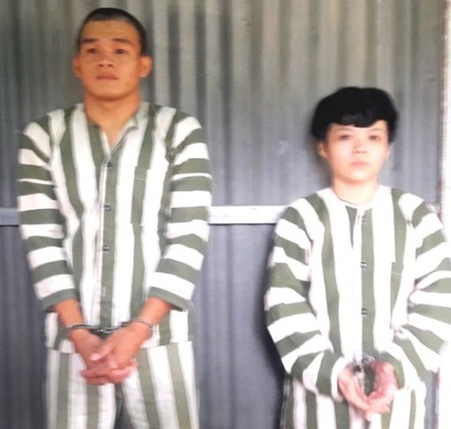 Cô gái trẻ quay clip cảnh xin ngón tay của bạn