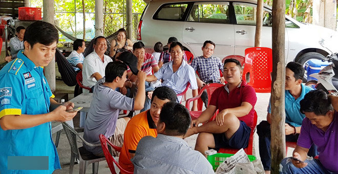 Tài xế cúng heo quay ăn mừng BOT Cai Lậy xả trạm