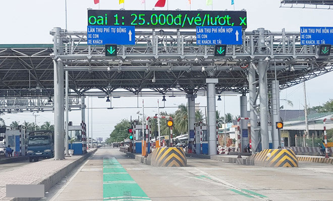 Tài xế cúng heo quay ăn mừng BOT Cai Lậy xả trạm