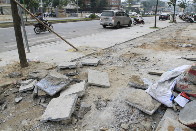 Hà Nội: Cạy đá lát bền 70 năm bị vỡ lên làm lại
