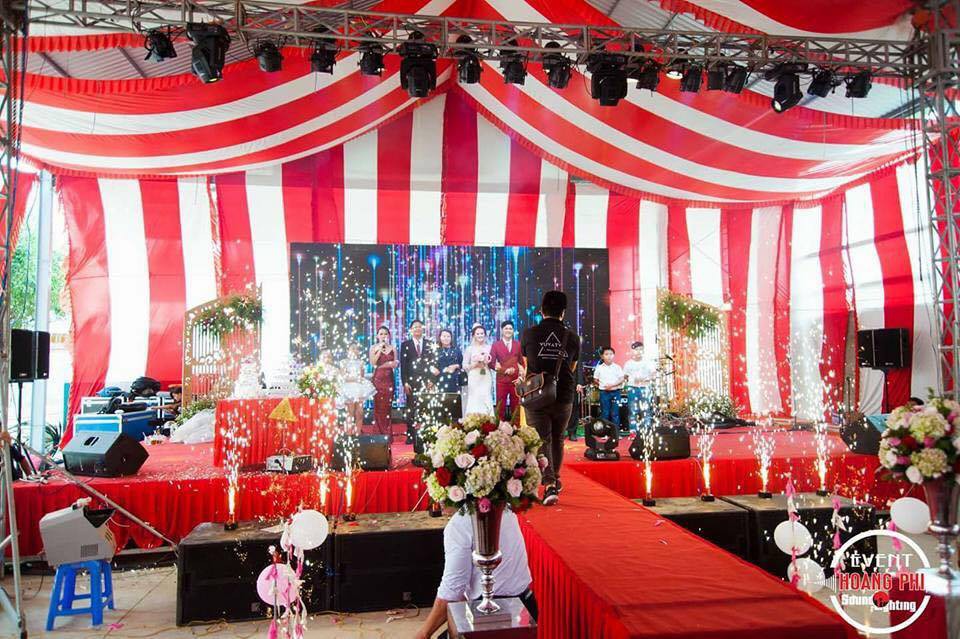 Choáng với đám cưới khủng ở Đồng Nai: Cô dâu vàng đeo trĩu cổ, rước dâu bằng xe Bentley