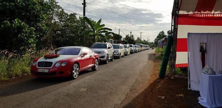 Choáng với đám cưới khủng ở Đồng Nai: Cô dâu vàng đeo trĩu cổ, rước dâu bằng xe Bentley