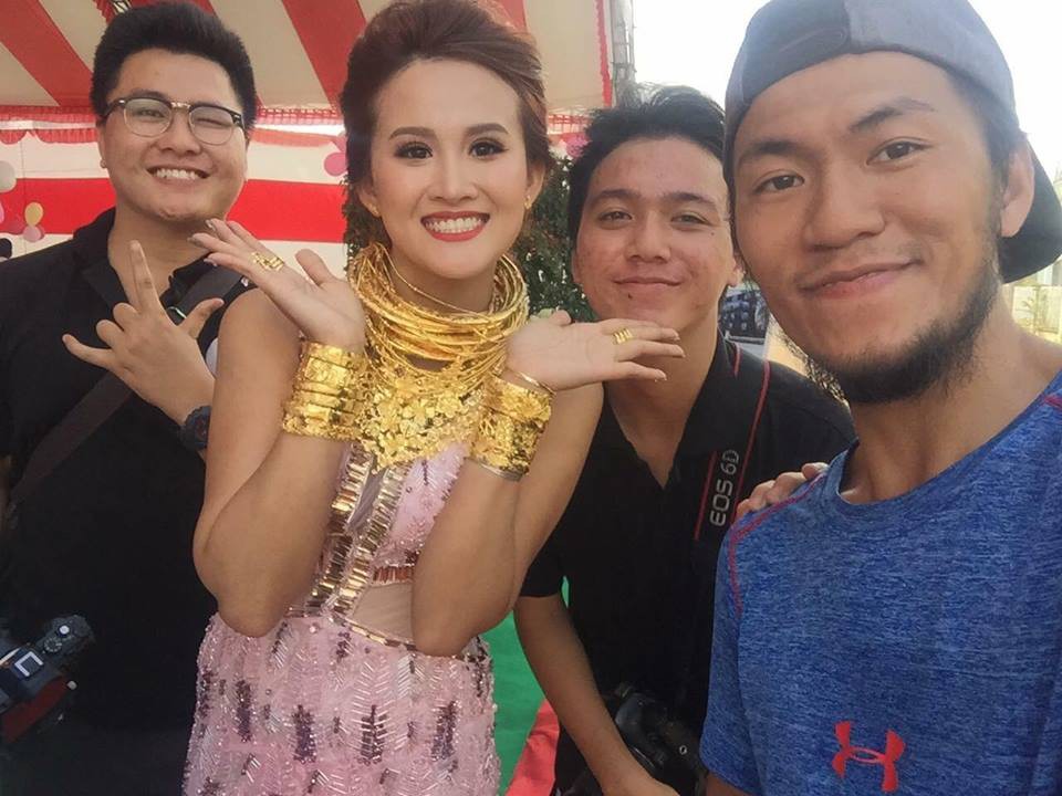 Choáng với đám cưới khủng ở Đồng Nai: Cô dâu vàng đeo trĩu cổ, rước dâu bằng xe Bentley