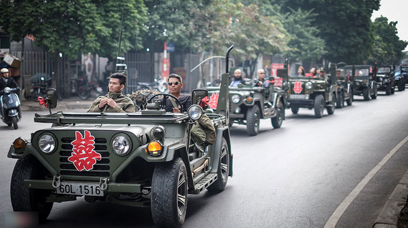 Dàn xe Jeep đón dâu huyên náo đường phố Hà Nội