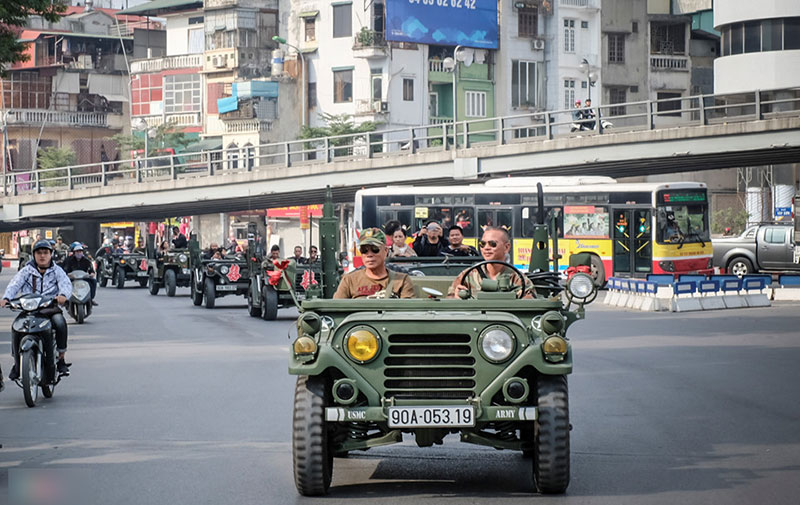 Dàn xe Jeep đón dâu huyên náo đường phố Hà Nội