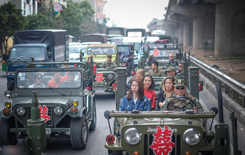 Dàn xe Jeep đón dâu huyên náo đường phố Hà Nội