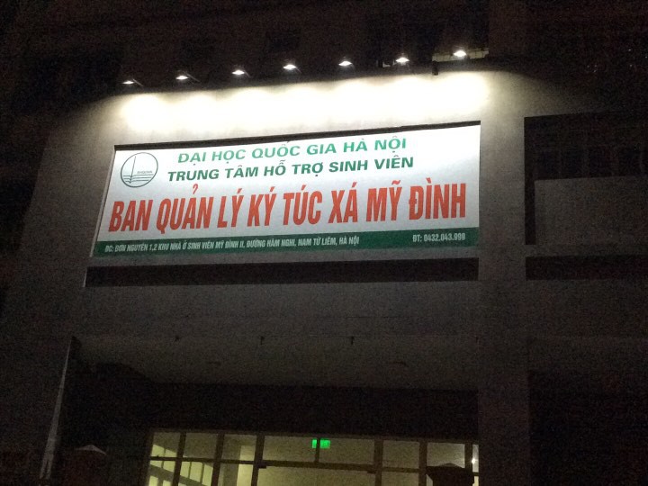 Hà Nội: Thanh niên nẹt pô ở cổng ký túc xá bị người dân đánh, sinh viên la hét cổ vũ trong nhiều giờ