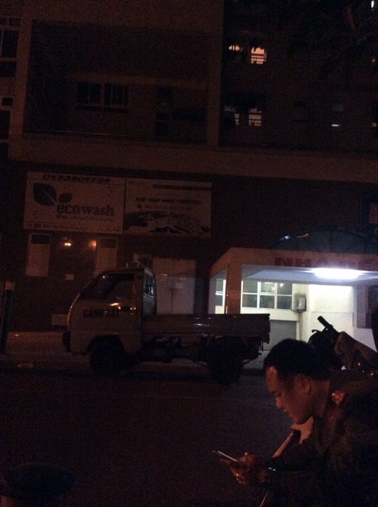 Hà Nội: Thanh niên nẹt pô ở cổng ký túc xá bị người dân đánh, sinh viên la hét cổ vũ trong nhiều giờ