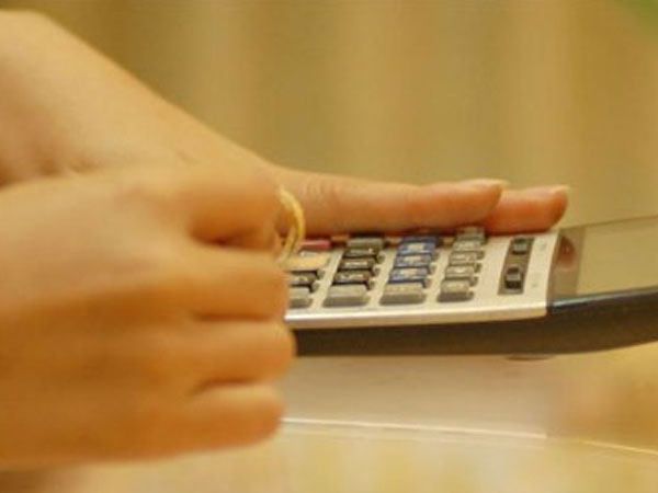 Giá vàng biến động trái chiều, hiểm nguy rình rập