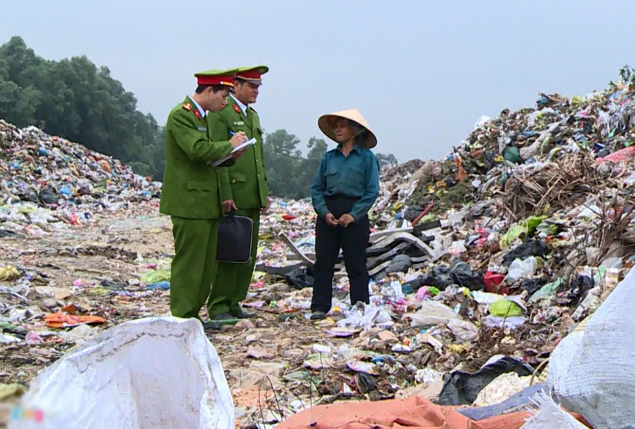 3 câu hỏi chờ giải đáp vụ tìm thấy thi thể bé 20 ngày tuổi ở bãi rác