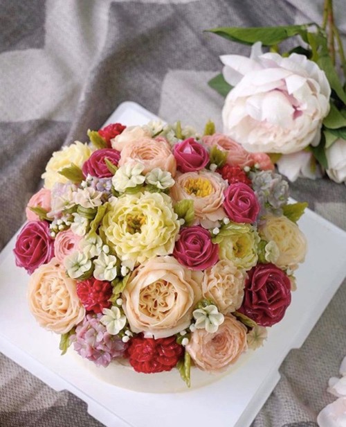 Hà Tăng khoe ảnh lần đầu làm bánh kem, cư dân mạng nhắc khéo chiếc bánh thảm họa 3 năm trước