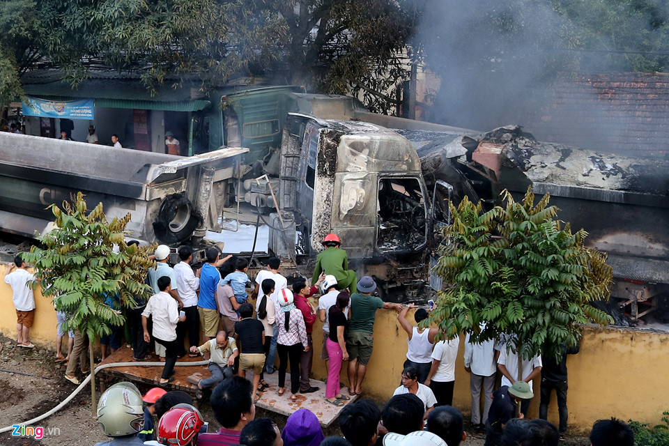 Hiện trường vụ 4 ôtô bốc cháy dữ dội cùng lúc trên đường