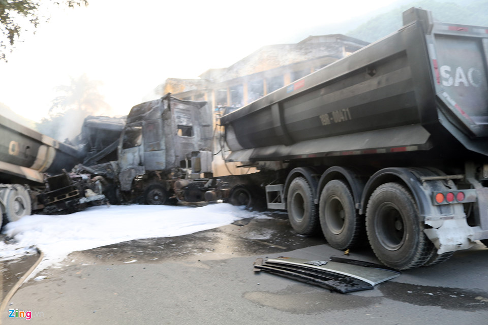 Hiện trường vụ 4 ôtô bốc cháy dữ dội cùng lúc trên đường