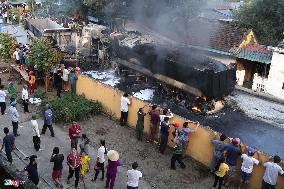 Hiện trường vụ 4 ôtô bốc cháy dữ dội cùng lúc trên đường