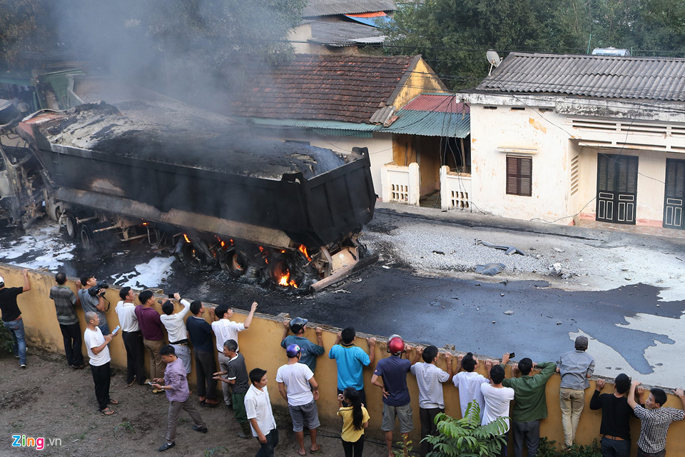 Hiện trường vụ 4 ôtô bốc cháy dữ dội cùng lúc trên đường