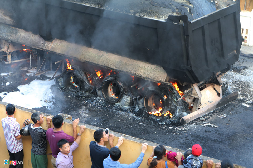 Hiện trường vụ 4 ôtô bốc cháy dữ dội cùng lúc trên đường