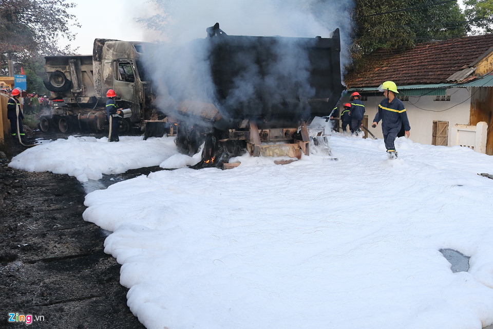 Hiện trường vụ 4 ôtô bốc cháy dữ dội cùng lúc trên đường