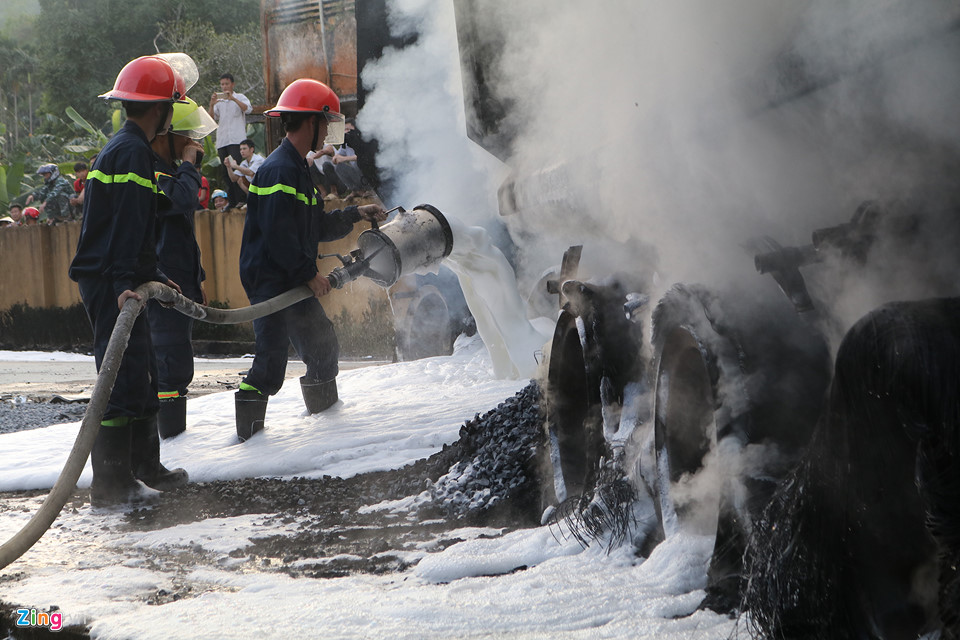 Hiện trường vụ 4 ôtô bốc cháy dữ dội cùng lúc trên đường