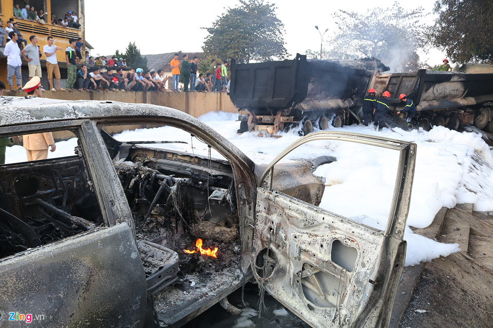 Hiện trường vụ 4 ôtô bốc cháy dữ dội cùng lúc trên đường
