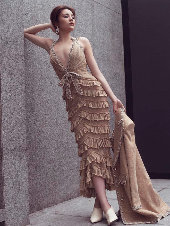 Khuôn ngực 86cm của Kỳ Duyên bỗng mất hút khi mặc xẻ sâu