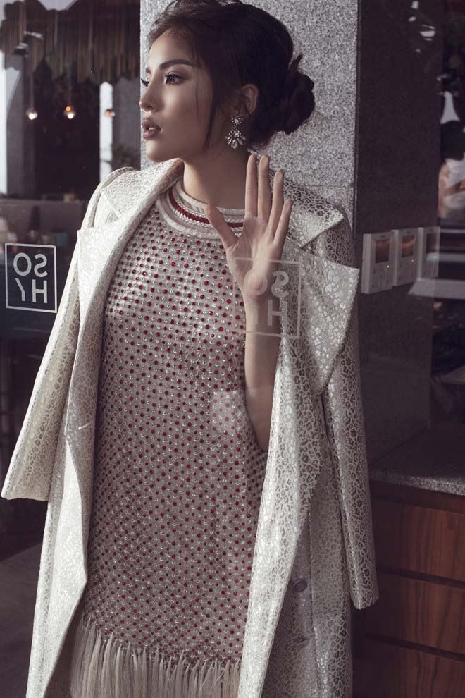 Khuôn ngực 86cm của Kỳ Duyên bỗng mất hút khi mặc xẻ sâu